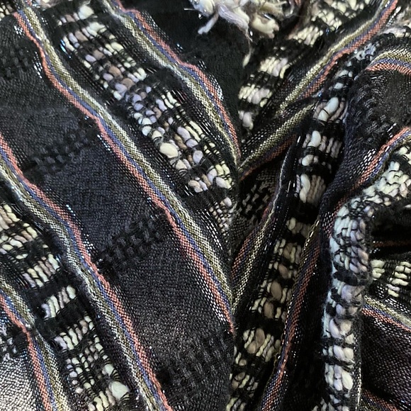 ❤️❤️Buckle’s Gorgeous Long Shimmering Black, Silver, & Purple Lightweight Scarf - Picture 4 of 4